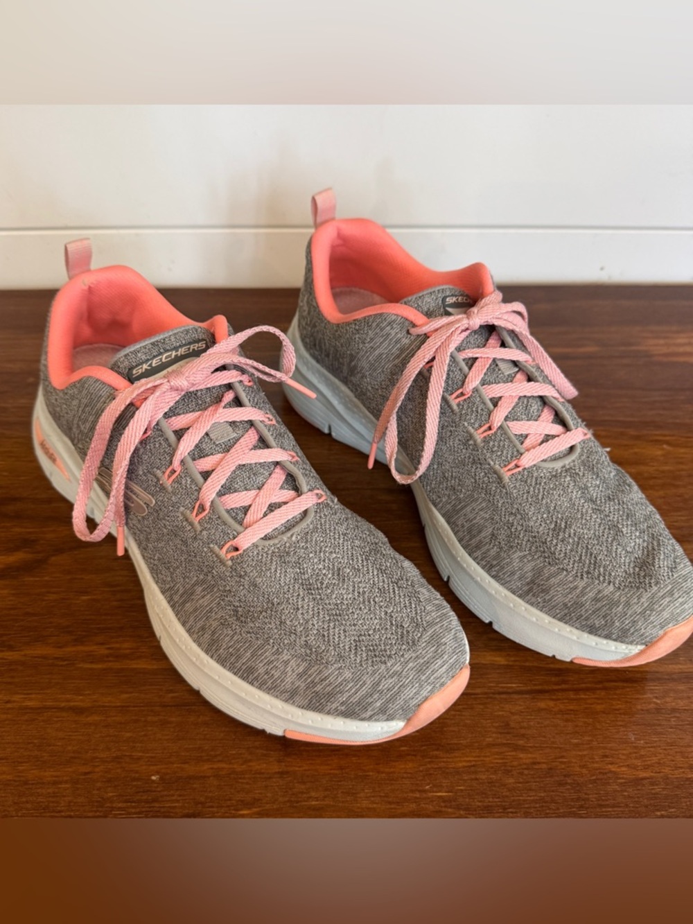 Skechers Arch Fit Sneakers Women’s Size 10 Gray Pink Comfort Walking - Picture 2 of 8